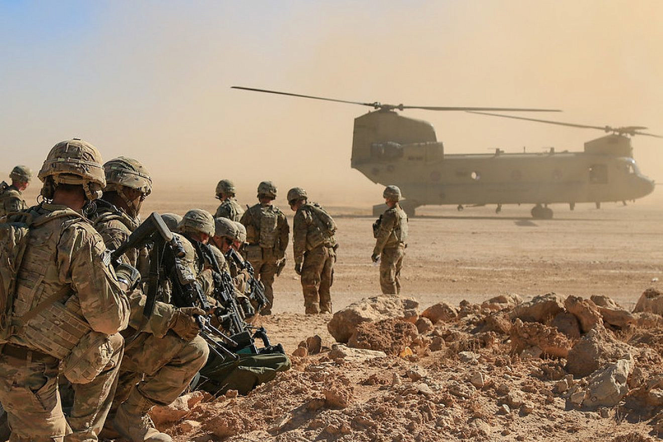 U.S. soldiers await extraction via CH-47 Chinook during an aerial response force live-fire training exercise in Iraq, Oct. 31, 2018. Credit: 1st Lt. Leland White/U.S. Army National Guard.