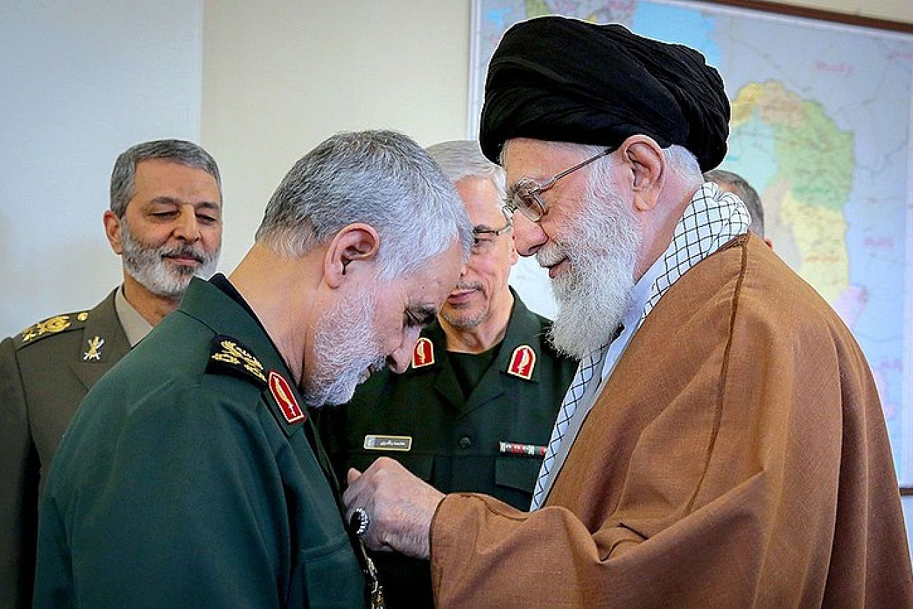 Quds Force commander Qassem Soleimani receives a medal from Iranian Supreme Leader Ayatollah Ali Khamenei. Source: Wikimedia Commons.