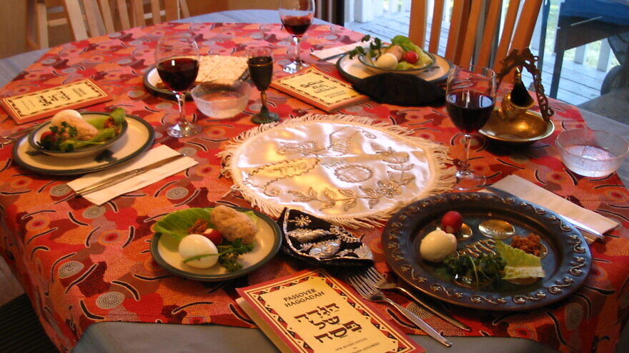 A Passover seder table. Credit: Wikimedia Commons.