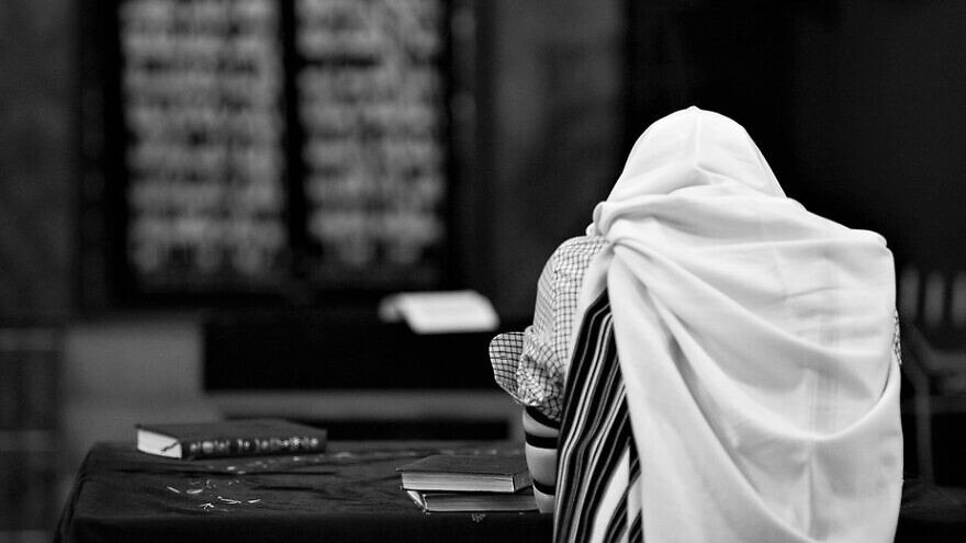 A man prays at synagogue. Credit: Pixabay.