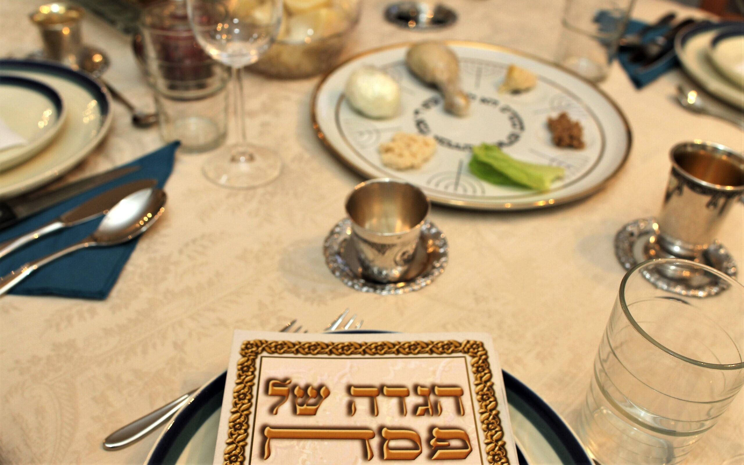 seder passover table rabbi four questions jewish yitzchak zionists holidays flash90 traditional credit haggadah ritual orthodox