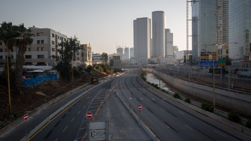 The Ayalon Highway in Tel Aviv on April 14, 2020. Photo by Miriam Alster/Flash90.