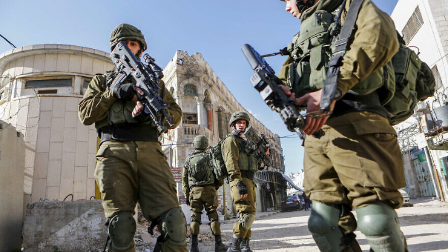 Israeli soldiers patrol the Old City of Hebron in the West Bank, on January 14, 2018. Photo by Wisam Hashlamoun/Flash90.