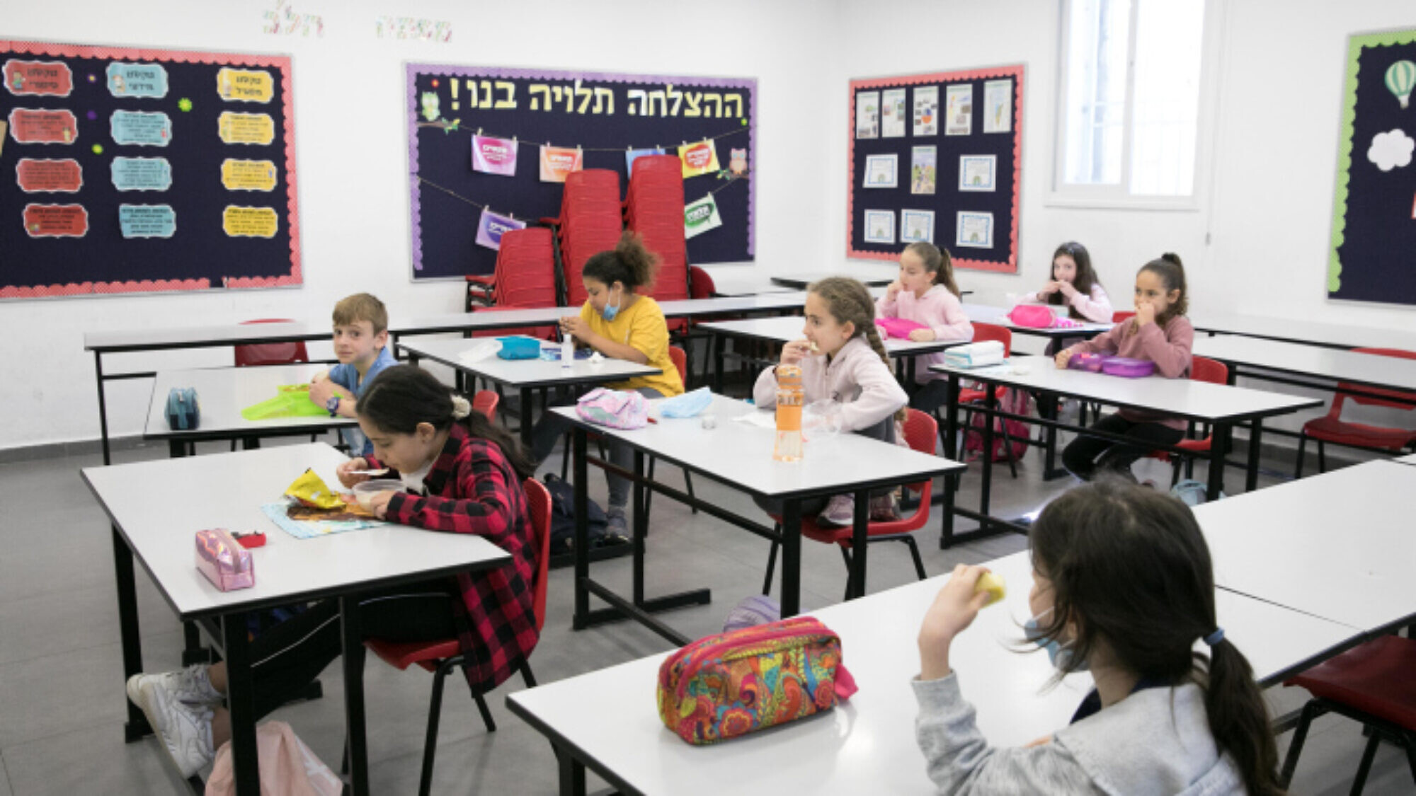 Israeli kids head back to class as schools cautiously reopen - JNS.org
