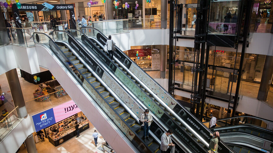 People at the Malha Mall in Jerusalem after it reopened according to the new Israeli government orders, May 7, 2020. Photo by Yonatan Sindel/Flash90.
