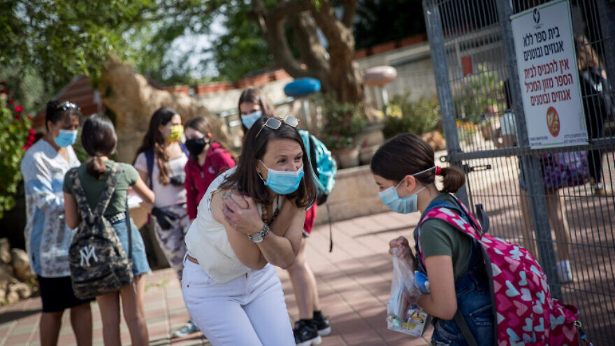 Israeli students and teachers wear protective face masks as they retun to school in Mevaseret Zion, May 17, 2020. Photo by Yonatan Sindel/Flash90.