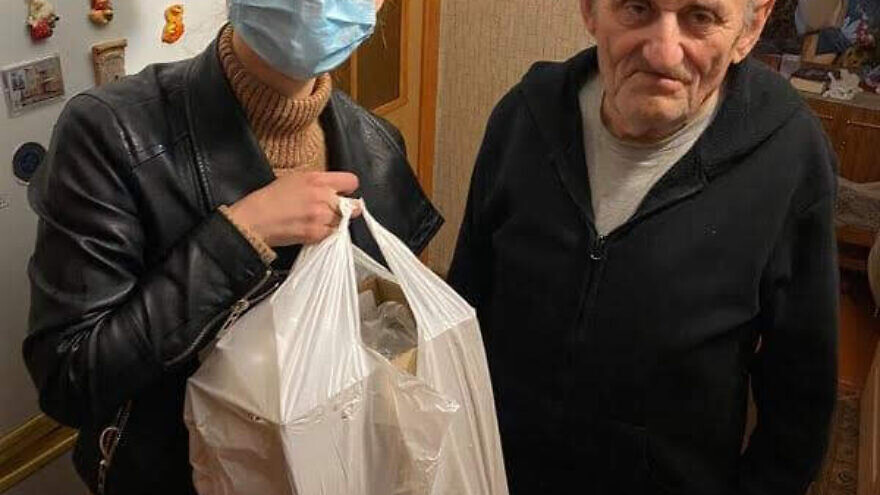 JDC staff and volunteers delivering food to elderly Ukrainian Jews during the coronavirus pandemic. Credit: JDC.