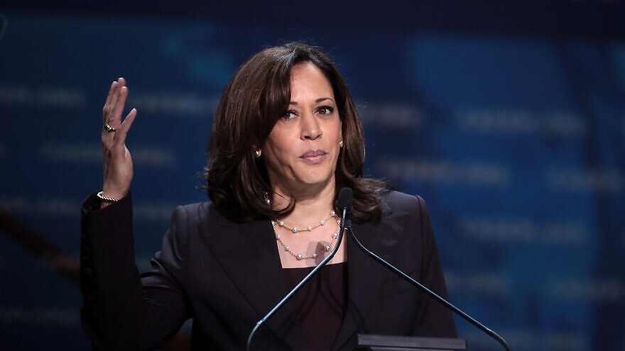Sen. Kamala Harris (D-Calif.) speaking with attendees at the 2019 California Democratic Party State Convention at the George R. Moscone Convention Center in San Francisco, Calif. Credit: Gage Skidmore/Flickr.