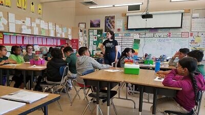 A fourth-grade class at Acorn Woodland Elementary in Oakland California, May 2019. Credit: Diablanco/Wikipedia.