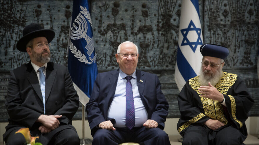 Israeli President Reuven Rivlin (C) with Chief Ashkenazi Rabbi David Lau (L) and Sephardi Chief Rabbi Yitzhak Yosef at a swearing-in ceremony for the Rabbinate Council at the President's residence in Jerusalem, on October 24, 2018. Photo by Yonatan Sindel/Flash90.