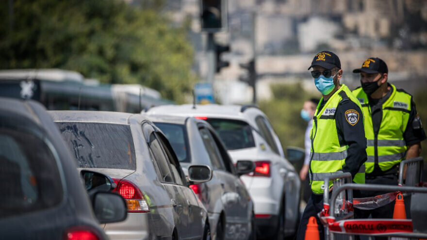 Israeli police officers at a temporary checkpoint in Jerusalem during the three-week nationwide lockdown during the High Holidays due to the coronavirus pandemic, Sept. 22, 2020, Photo by Yonatan Sindel/Flash90.