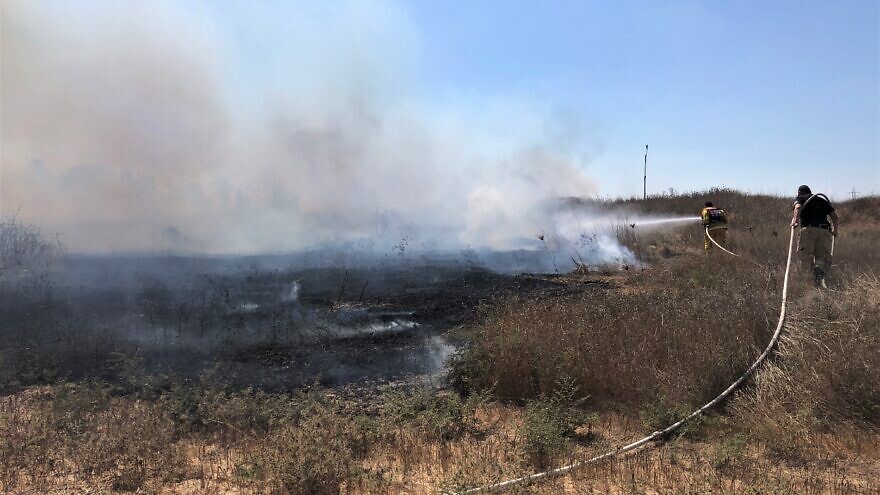 Firefighters and volunteers put out flames near Nahal Oz in Israel's south, which has been under an onslaught from incendiary devices launched by Hamas in Gaza throughout the summer, August 2020. Photo by Tom Oren-Denenberg
.
