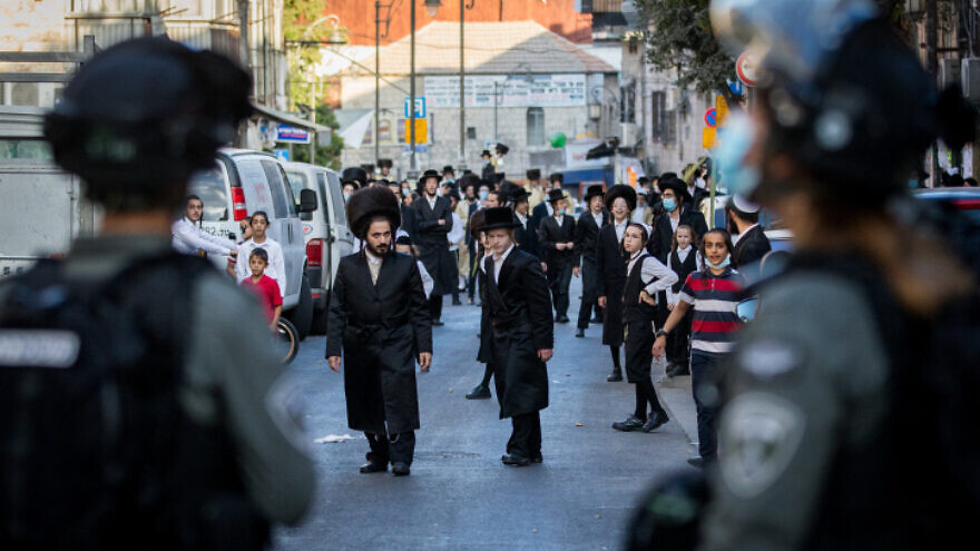 Israeli police officers clash with haredim during a protest against the enforcement of coronavirus emergency regulations in the Mea Shearim neighborhood of Jerusalem, Oct. 4, 2020. Photo by Nati Shohat/Flash90.