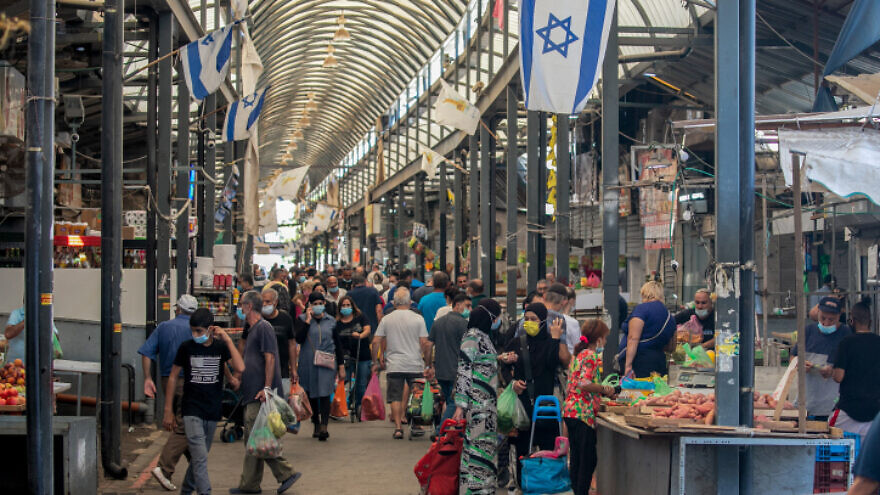 People shop at the market in Ramle on Oct. 16, 2020. Photo by Yossi Aloni/Flash90.
