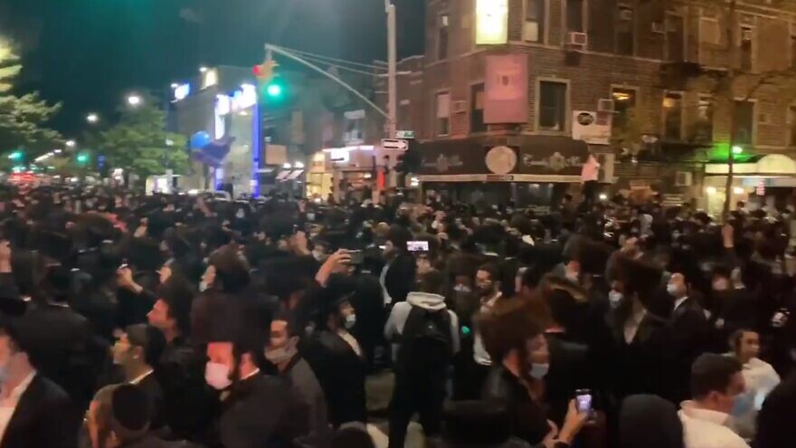 The Chassidic Jewish community protesting COVID-19 restrictions in Brooklyn, N.Y. Source: Twitter screenshot via Jake Offenhartz.