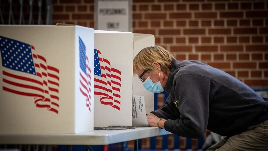 A voter in Des Moines, Iowa, casts his ballot for the presidential elections at Roosevelt High School on Nov. 3, 2020. Credit: Phil Roeder via Wikimedia Commons.