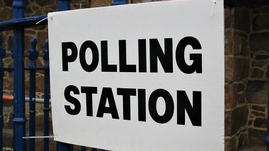 A polling station sign in New Jersey in 2008. Credit: Man Vyi via Wikimedia Commons.