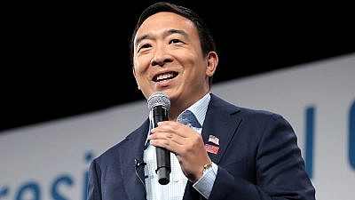 Andrew Yang speaks with attendees at the Presidential Gun Sense Forum hosted by Everytown for Gun Safety and Moms Demand Action at the Iowa Events Center in Des Moines, Iowa, on Aug. 10, 2019. Credit: Gage Skidmore via Wikimedia Commons.