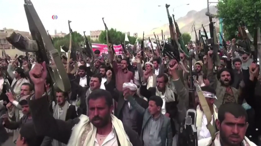 Houthis protest against airstrikes by the Saudi-led coalition on Sana'a in September 2015. Credit: Henry Ridgwell (VOA) via Wikimedia Commons.