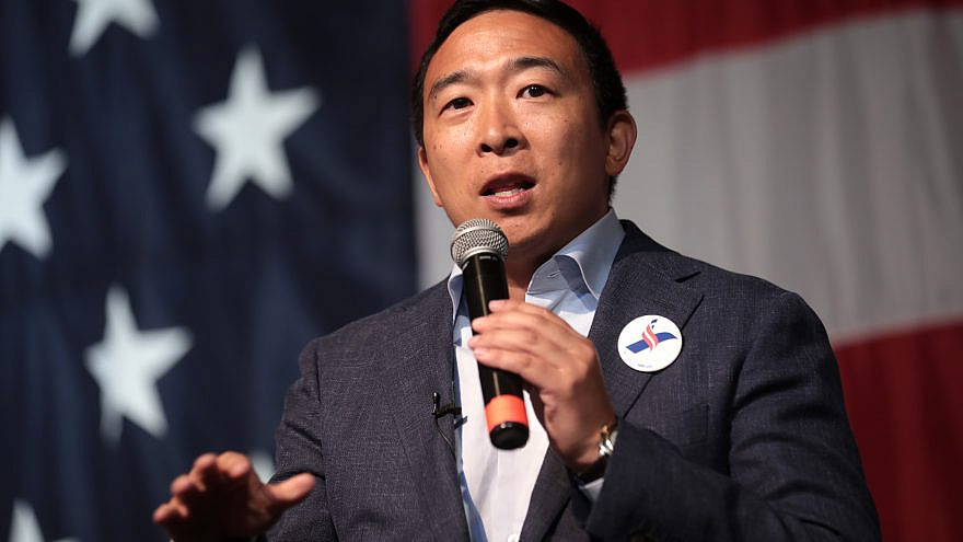 Andrew Yang speaks with attendees at the 2019 Iowa Democratic Wing Ding at Surf Ballroom in Clear Lake, Iowa, on Aug. 9, 2019. Credit: Gage Skidmore via Wikimedia Commons.