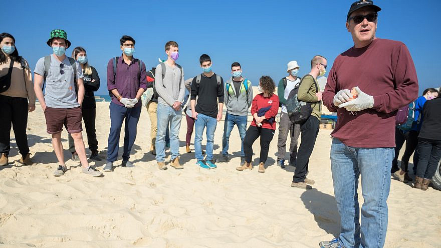 Student volunteers from Ben-Gurion University, including President Professor Daniel Chamovitz, help clean up tar from the Nitzanim beach after the catastrophic oil spill in the Mediterranean off the coast of Israel in February 2021. Credit: BGU.