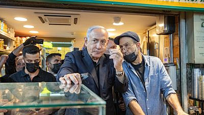 Israeli Prime Minister Benjamin Netanyahu visits the Machane Yehuda open-air market in Jerusalem a day before elections, March 22, 2021. Photo by Olivier Fitoussi/Flash90.