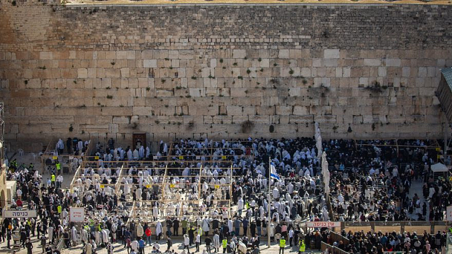 Jewish worshippers at the Western Wall in Jerusalem during the Passover holiday, March 29, 2021. Photo by Olivier Fitoussi/Flash90.