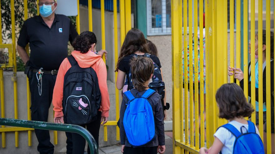 Israeli students return to school in Tel Aviv on April 18, 2021. Photo by Avshalom Sassoni/Flash90.