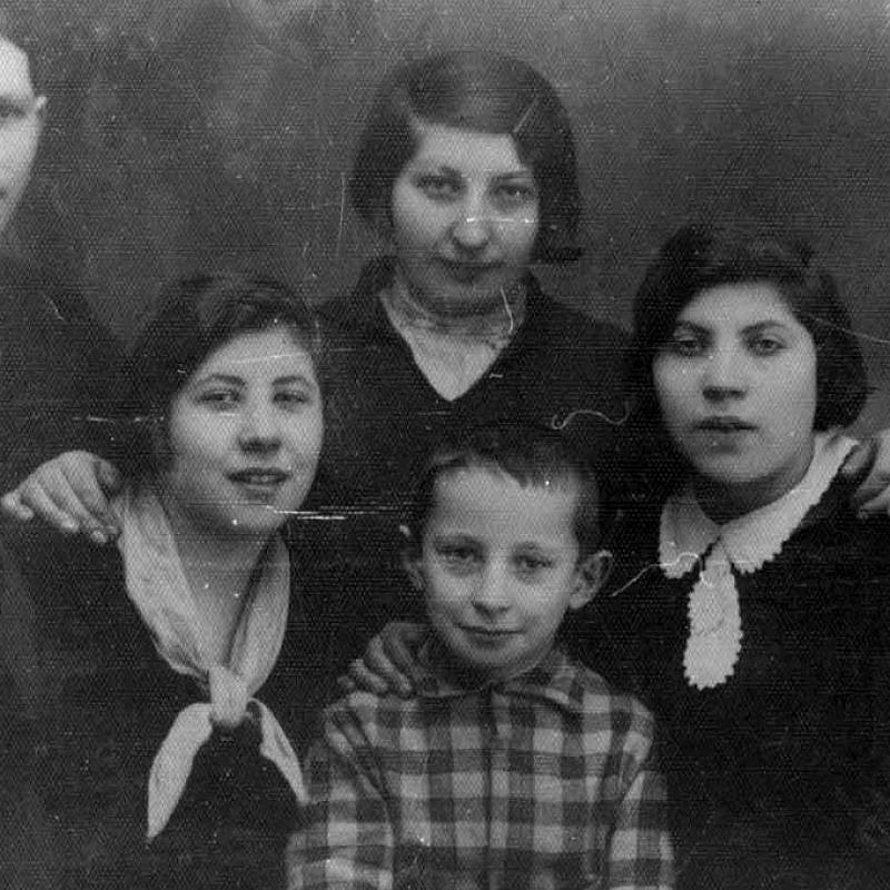 Six of the Bernstein siblings taken in Ylakiai, Lithuania, February 1933. Top row, from left: Arye-Leib, Ida and Benzion; bottom row, from left: Rivka, Menachem and Hinda. They were all murdered in the Holocaust except for Ida, who immigrated to Eretz Israel (Mandatory Palestine) on Feb. 5, 1933, taking this photo with her. Credit: Yad Vashem.