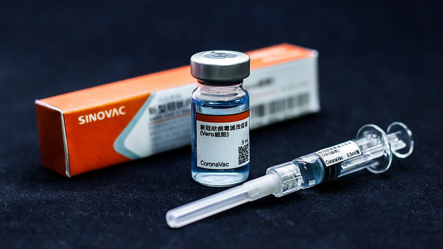 Conceptual syringe, bottle and packaging of the Chinese/Brazilian Sinovac vaccine against COVID-19. Credit: cadu.rolim.