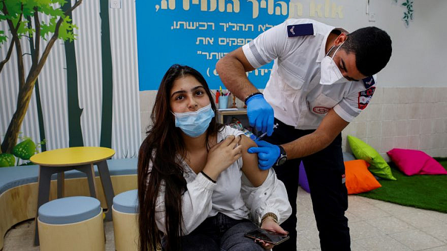 An Israeli student gets vaccinated against the coronavirus at Amal high school in Beersheva, March 17, 2021. Photo by Flash90.