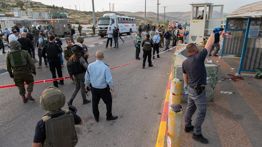 Israeli soldiers and police inspect the scene of a terrorist attack at Tapuach Junction, south of Nablus, on May 2, 2021. Photo by Sraya Diamant/Flash90.