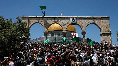 Residents of eastern Jerusalem gather on the Temple Mount, some holding Hamas flags, May 7, 2021. Photo by Jamal Awad/Flash90.