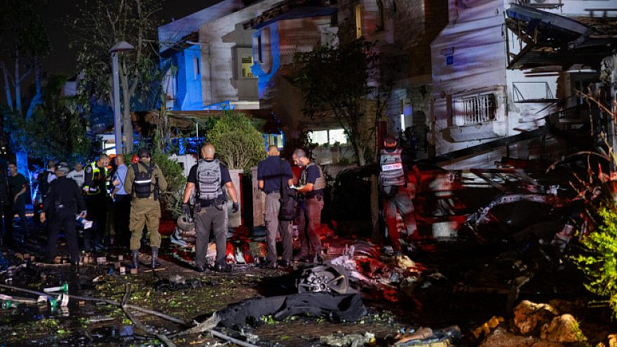Police and rescue personnel at the scene of a building in Rishon Letzion which was directly hit by a rocket fired from the Gaza Strip, leaving one Israeli dead. More than 130 rockets were fired from Gaza into central Israel on May 11, 2021. Photo by Noam Revkin Fenton/Flash90.