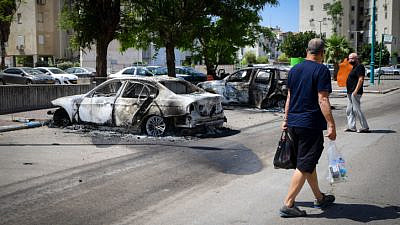 A burned-out car in Lod, following a night of heavy rioting in the city, May 12, 2021. Israeli Arab rioters torched synagogues and vehicles throughout the city, with Israeli police having to evacuate Jewish families, May 12, 2021. Photo by Avshalom Sassoni/Flash90.