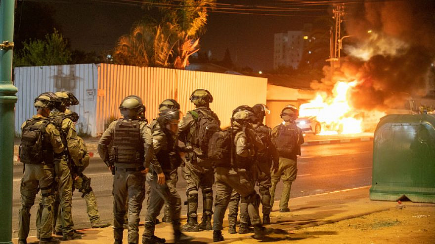 Israeli police in Lod during violent rioting by the city's Arab residents, May 12, 2021. Photo by Yossi Aloni/Flash90.