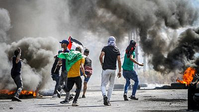 Palestinian protesters clash with Israeli security forces at the Huwara checkpoint, south of the West Bank city of Nablus, May 14, 2021. Photo by Nasser Ishtayeh/Flash90.