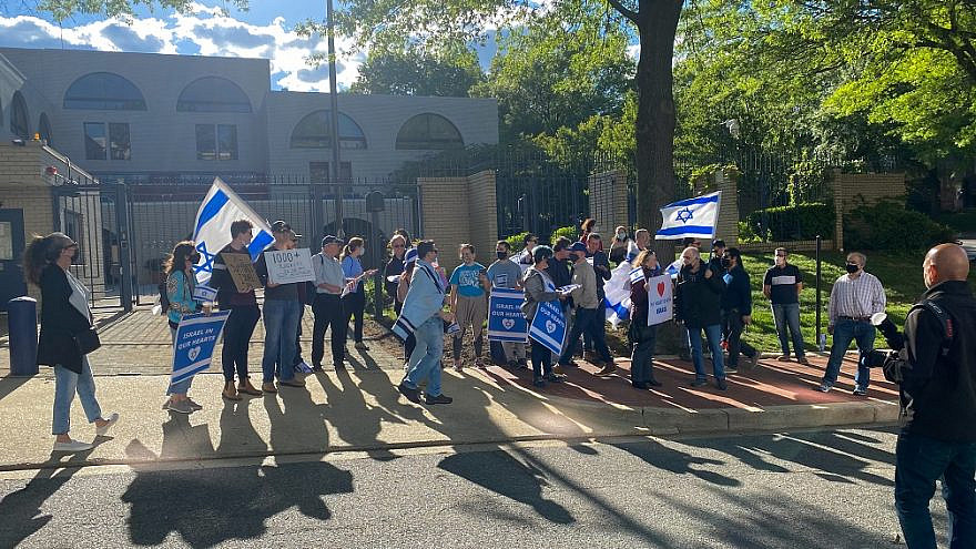 Pro-Israel rally-goers at the Israeli Embassy in Washington, D.C., on May 12, 2021. Photo by Dmitriy Shapiro.