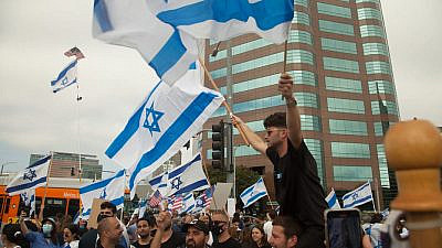 Pro-Israel demonstrators in front of the Federal Building in Los Angeles on May 12, 2021. Photo by Harvey Farr.