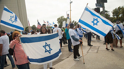 Pro-Israel demonstrators in front of the Federal Building in Los Angeles on May 12, 2021. Photo by Harvey Farr.