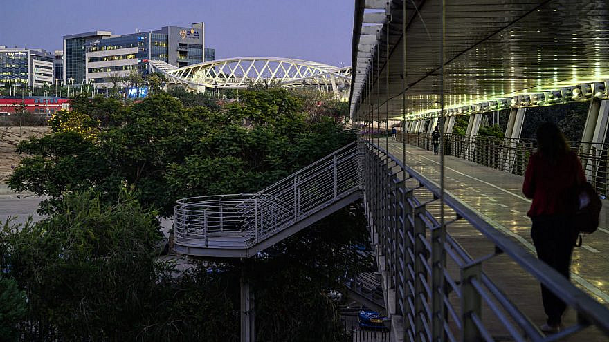 A covered walkway connects Ben-Gurion University of the Negev with the Gav-Yam Negev Advanced Technology Park in Beersheva. Credit Dani Machlis/BGU.