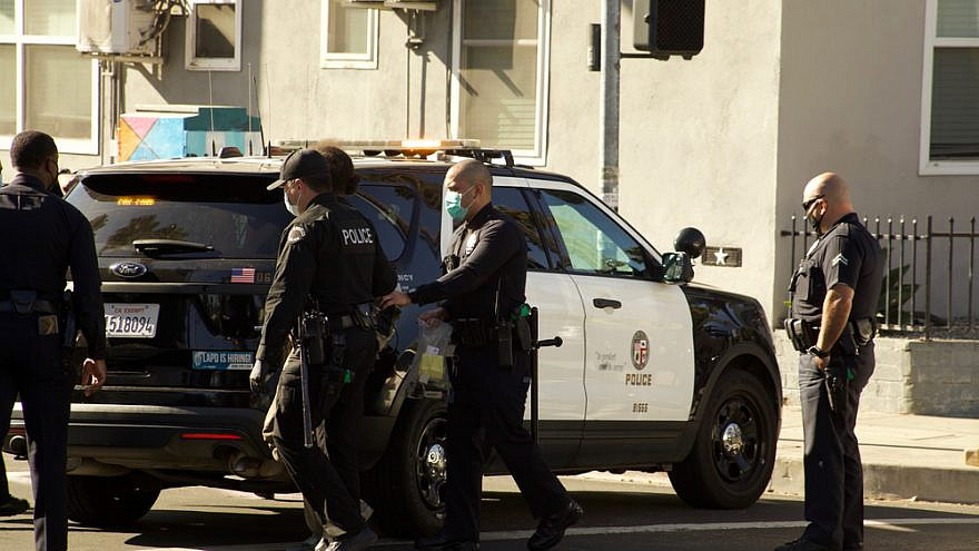 LAPD officers capture a suspect on Hollywood Boulevard. Credit: Elliott Cowand Jr/Shutterstock.