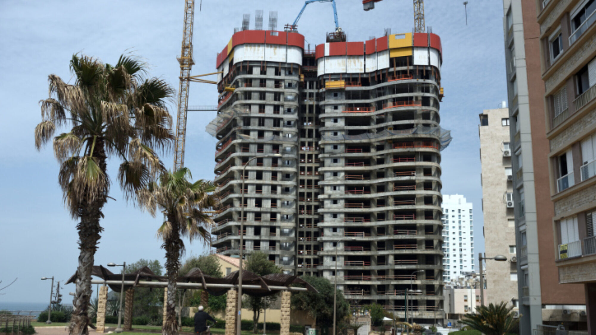 A construction site of new residential buildings in the costal city of Netanya on March 26, 2020. Photo by Gili Yaari/Flash90.