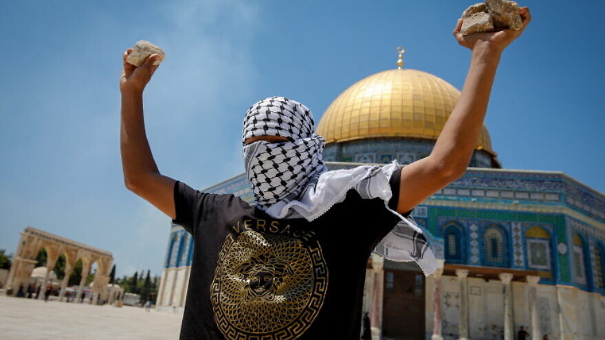 Arabs clash with police on Temple Mount during Tisha B'Av