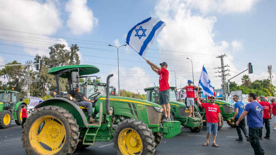 Israeli farmers block junctions all over Israel in protest of the Finance and Agriculture ministries plan to open up the fruit and vegetable market for import, at the Bilu Junction, on July 29, 2021. Photo by Yossi Aloni/Flash90.