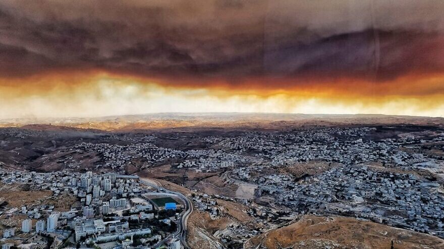 Thick smoke hovers over a densely populated area in Israel as wildfire blazes nearby, Aug. 16, 2021. Credit: JNF-USA.