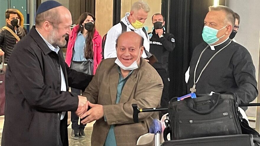 Rabbi Mendy Chitrik, chairman of the Alliance of Rabbis in Islamic States, greets 62-year-old Zebulon Simantov, “Afghanistan’s last Jew,” at the airport in Istanbul, September 2021. Source: Twitter.
