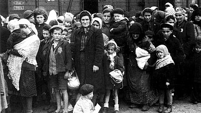 Hungarian Jews arrive at Auschwitz in the summer of 1944. Credit: Allgemeiner Deutscher Nachrichtendienst-Zentralbild (Bild 183), German Federal Archives via Wikimedia Commons.