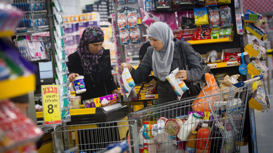 Arab Israelis shop at the Arab-owned King Store supermarket chain in the southern Israeli city of Beersheva. July 27, 2015. Photo by Miriam Alster/Flash90.