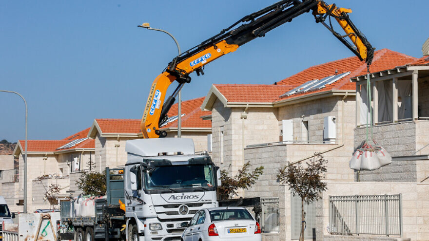Construction works in Efrat in Judea and Samaria, Oct. 25, 2021. Photo by Gershon Elinson/Flash90.